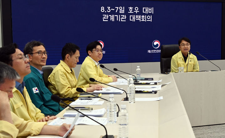 [서울=뉴시스] 추상철 기자 = 김광용 행정안전부 재난안전관리본부장이 지난 2일 정부세종청사 중앙재난안전상황실에서 호우 대비 관계기관 긴급 대책회의를 주재하고 있다. (사진= 행정안전부 제공) 2025.08.03. photo@newsis.com *재판매 및 DB 금지