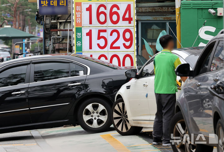 [서울=뉴시스] 조성우 기자 = 지난 3일 서울의 한 주유소의 모습. 2025.08.03. xconfind@newsis.com