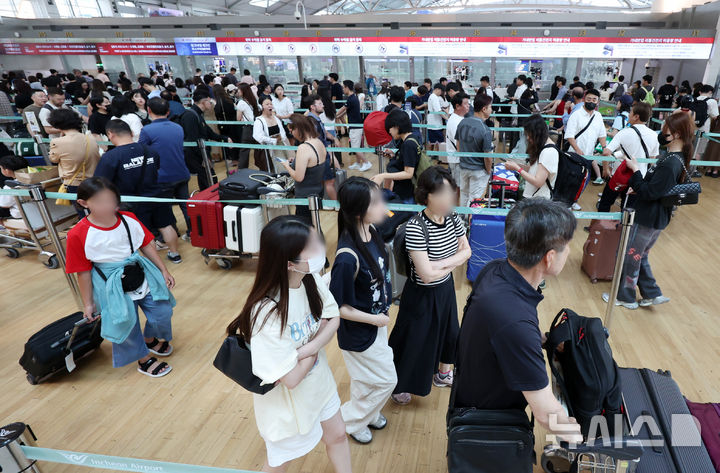 [인천공항=뉴시스] 조성우 기자 = 여름 휴가철인 3일 인천국제공항 제1여객터미널 출국장이 이용객들로 북적이고 있다. 2025.08.03. xconfind@newsis.com