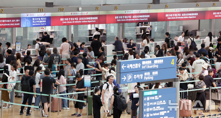 [인천공항=뉴시스] 조성우 기자 = 여름 휴가철인 3일 인천국제공항 제1여객터미널 출국장이 이용객들로 북적이고 있다. 2025.08.03. xconfind@newsis.com
