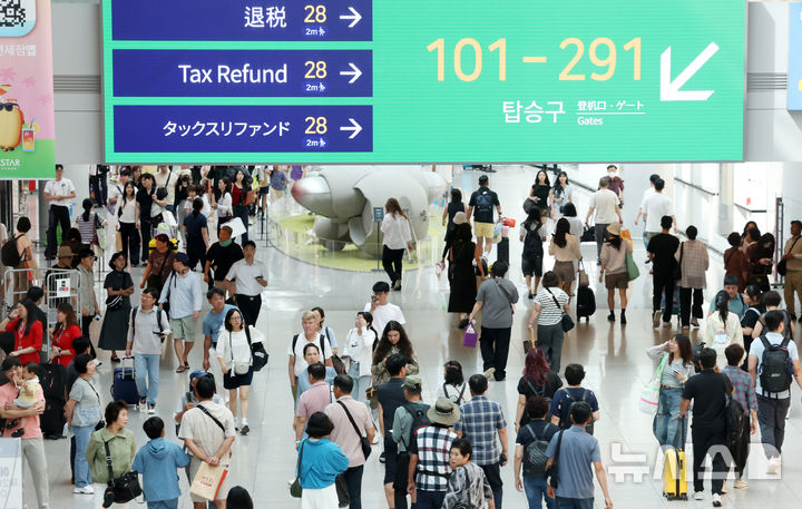 [인천공항=뉴시스] 조성우 기자 = 여름 휴가철인 3일 인천국제공항 제1여객터미널 출국장이 이용객들로 북적이고 있다. 2025.08.03. xconfind@newsis.com