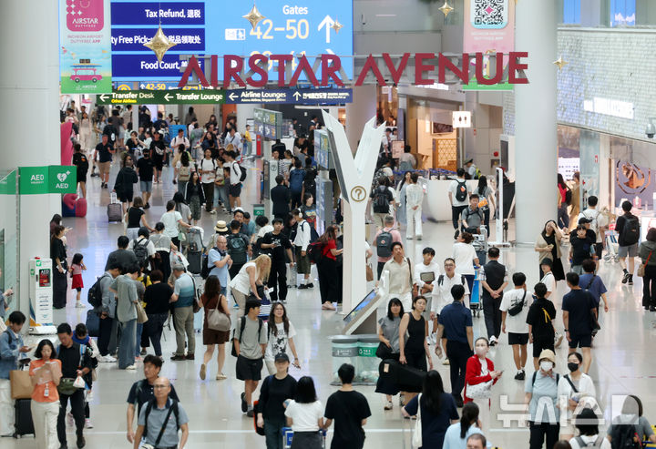 [인천공항=뉴시스] 조성우 기자 = 여름 휴가철인 3일 인천국제공항 제1여객터미널 출국장이 이용객들로 북적이고 있다. 2025.08.03. xconfind@newsis.com