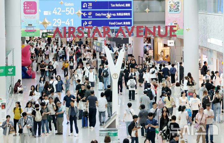 [인천공항=뉴시스] 조성우 기자 = 여름 휴가철인 3일 인천국제공항 제1여객터미널 출국장이 이용객들로 북적이고 있다. 2025.08.03. xconfind@newsis.com