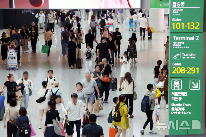 [인천공항=뉴시스] 조성우 기자 = 여름 휴가철인 3일 인천국제공항 제1여객터미널 출국장이 이용객들로 북적이고 있다. 2025.08.03. xconfind@newsis.com