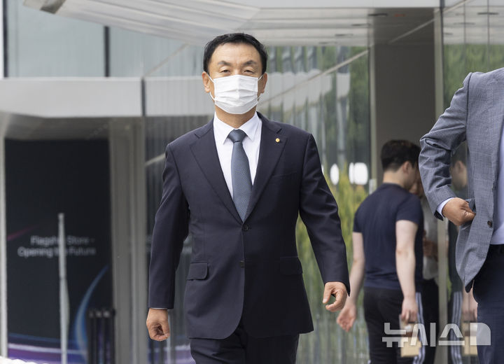 [서울=뉴시스] 김근수 기자 = 권오수 전 도이치모터스 회장이 3일 오전 서울 종로구 광화문KT 건물에 마련된 김건희 여사 관련 의혹들을 수사하는 민중기 특별검사팀 사무실을 나서고 있다.   권 전 회장은 앞서 자본시장과 금융투자업에 관한 법률(자본시장법) 위반 혐의로 재판에 넘겨져 대법원 상고심에서 징역 3년에 집행유예 4년, 벌금 5억원이 확정됐다. 도이치모터스 주가조작 사건은 권 전 회장 등이 지난 2009년 12월부터 약 3년간 이른바 '주가조작 선수'와 전·현직 증권사 임직원 등과 짜고 도이치모터스 주가를 인위적으로 부양했다는 내용이다. 2025.08.03. ks@newsis.com