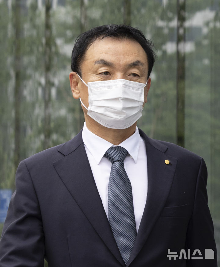 [서울=뉴시스] 김근수 기자 = 권오수 전 도이치모터스 회장이 지난 3일 오전 서울 종로구 광화문KT 건물에 마련된 김건희 여사 관련 의혹들을 수사하는 민중기 특별검사팀 사무실을 나서고 있다. 권 전 회장은 앞서 자본시장과 금융투자업에 관한 법률(자본시장법) 위반 혐의로 재판에 넘겨져 대법원 상고심에서 징역 3년에 집행유예 4년, 벌금 5억원이 확정됐다. 도이치모터스 주가조작 사건은 권 전 회장 등이 지난 2009년 12월부터 약 3년간 이른바 '주가조작 선수'와 전·현직 증권사 임직원 등과 짜고 도이치모터스 주가를 인위적으로 부양했다는 내용이다. 2025.08.29. ks@newsis.com