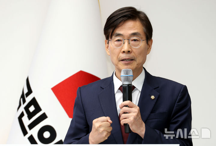 [서울=뉴시스] 조성봉 기자 = 조경태 국민의힘 당대표 후보가 3일 오후 서울 여의도 국민의힘 중앙당사에서 열린 제6차 전당대회 당 대표 후보자 비전대회에서 비전발표를 하고 있다. 2025.08.03. suncho21@newsis.com