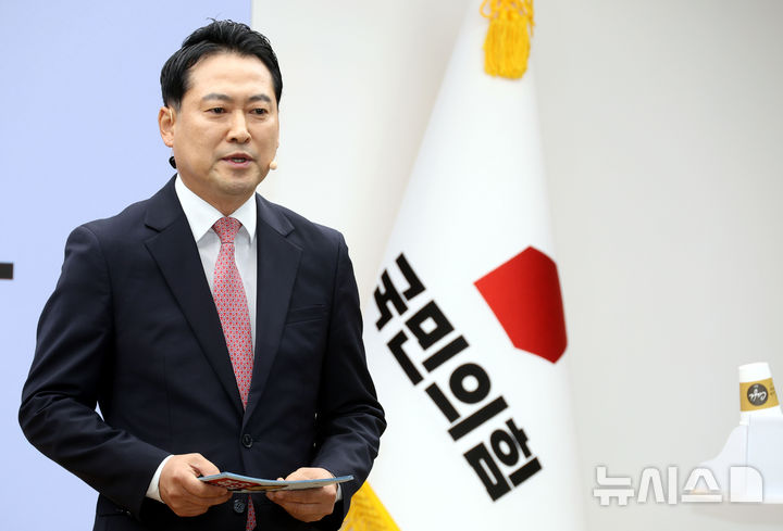 [서울=뉴시스] 조성봉 기자 = 장동혁 국민의힘 당대표 후보가 3일 오후 서울 여의도 국민의힘 중앙당사에서 열린 제6차 전당대회 당 대표 후보자 비전대회에서 비전발표를 하고 있다. 2025.08.03. suncho21@newsis.com