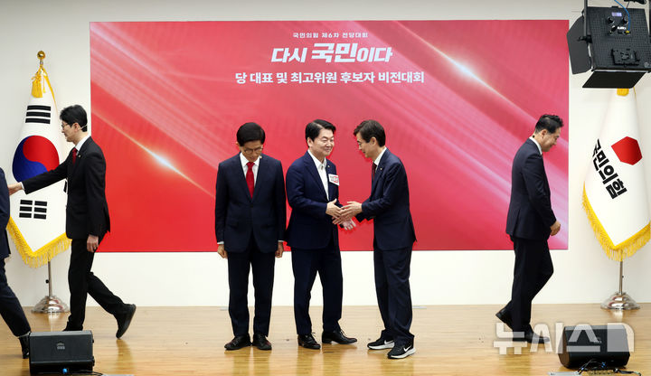 [서울=뉴시스] 조성봉 기자 = 주진우(왼쪽부터), 김문수, 안철수, 조경태, 장동혁 국민의힘 당대표 후보가 3일 오후 서울 여의도 국민의힘 중앙당사에서 열린 제6차 전당대회 당 대표 후보자 비전대회에서 기념촬영을 마치고 자리로 향하고 있다. 2025.08.03. suncho21@newsis.com