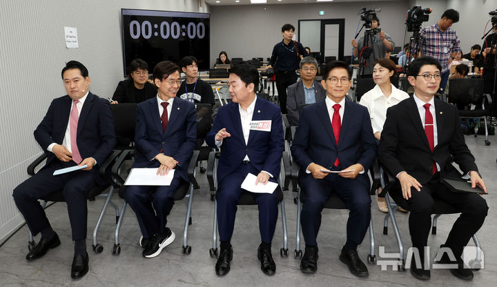 [서울=뉴시스] 조성봉 기자 = 주진우(오른쪽부터), 김문수, 안철수, 조경태, 장동혁 국민의힘 당대표 후보가 3일 오후 서울 여의도 국민의힘 중앙당사에서 열린 제6차 전당대회 당 대표 후보자 비전대회에서 발표 준비를 하고 있다. 2025.08.03. suncho21@newsis.com