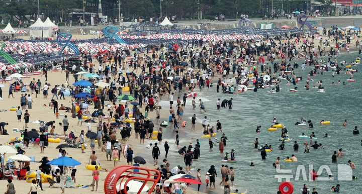  [부산=뉴시스] 하경민 기자 = 여름 피서 절정기인 3일 부산 해운대구 해운대해수욕장에서 피서객들이 물놀이를 즐기고 있다. 2025.08.03. yulnetphoto@newsis.com