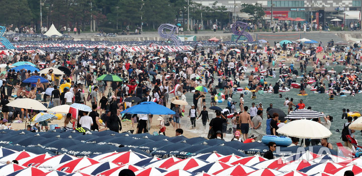 [부산=뉴시스] 하경민 기자 = 부산 해운대구 해운대해수욕장에서 피서객들이 물놀이를 즐기고 있다. 2025.08.03. yulnetphoto@newsis.com