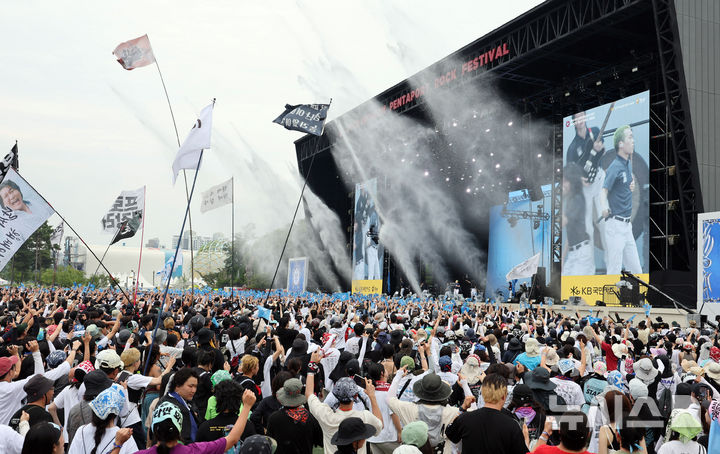 [인천=뉴시스] 전진환 기자 = 3일 오후 인천 연수구 송도달빛축제공원에서 열린 '2025 인천펜타포트 락 페스티벌'에서 관람객들이 바밍카이거(Balming Tiger)의 공연을 보며 환호하고 있다. 2025.08.03. amin2@newsis.com