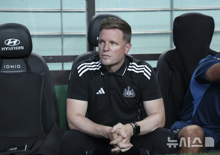 [서울=뉴시스] 김근수 기자 = 에디 하우 뉴캐슬 유나이티드 감독이 지난 3일 오후 서울 마포구 서울월드컵경기장에서 진행되는 2025 쿠팡플레이시리즈 뉴캐슬 유나이티드와 토트넘 홋스퍼의 경기 시작 전 경기장을 바라보고 있다. 2025.08.03. ks@newsis.com