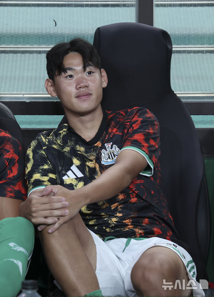 [서울=뉴시스] 김근수 기자 = 지난 8월3일 오후 서울 마포구 서울월드컵경기장에서 진행되는 2025 쿠팡플레이시리즈 뉴캐슬 유나이티드와 토트넘 홋스퍼의 경기에 앞서 뉴캐슬 박승우가 경기장을 바라보고 있다. 2025.08.03. ks@newsis.com