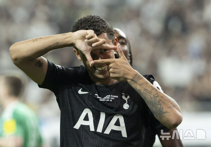 [서울=뉴시스] 김근수 기자 = 3일 오후 서울 마포구 서울월드컵경기장에서 열린 2025 쿠팡플레이시리즈 뉴캐슬 유나이티드와 토트넘 홋스퍼의 경기, 토트넘 브래넌 존슨이 골을 넣고 찰칵 세리머니를 하고 있다. 2025.08.03. ks@newsis.com