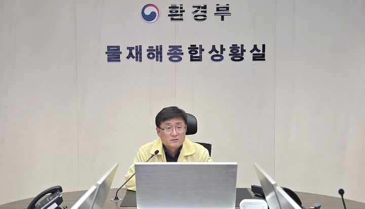 [서울=뉴시스] 김성환 환경부 장관이 3일 정부세종청사에서 집중호우 대비 소속·산하기관과 긴급 상황점검 회의를 주재하고 있다. (사진=환경부 제공) 2025.08.03. photo@newsis.com *재판매 및 DB 금지