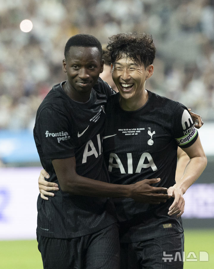 [서울=뉴시스] 김근수 기자 = 3일 오후 서울 마포구 서울월드컵경기장에서 열린 2025 쿠팡플레이시리즈 뉴캐슬 유나이티드와 토트넘 홋스퍼의 경기, 토트넘 브래넌 존슨이 골을 넣자 손흥민이 기뻐하고 있다. 2025.08.03. ks@newsis.com