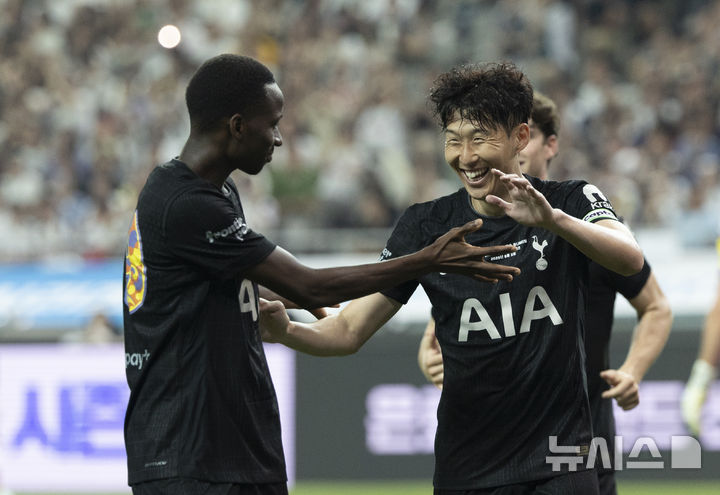 [서울=뉴시스] 김근수 기자 = 3일 오후 서울 마포구 서울월드컵경기장에서 열린 2025 쿠팡플레이시리즈 뉴캐슬 유나이티드와 토트넘 홋스퍼의 경기, 토트넘 브래넌 존슨이 골을 넣자 손흥민이 기뻐하고 있다. 2025.08.03. ks@newsis.com