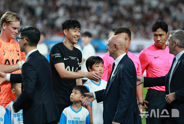 [서울=뉴시스] 이영환 기자 = 토트넘 손흥민이 지난달 3일 오후 서울 마포구 서울월드컵경기장에서 열린 2025 쿠팡플레이시리즈 뉴캐슬 유나이티드와 토트넘 홋스퍼의 경기에서 다니엘 레비 회장 등과 인사를 나누고 있다. 2025.08.03. 20hwan@newsis.com
