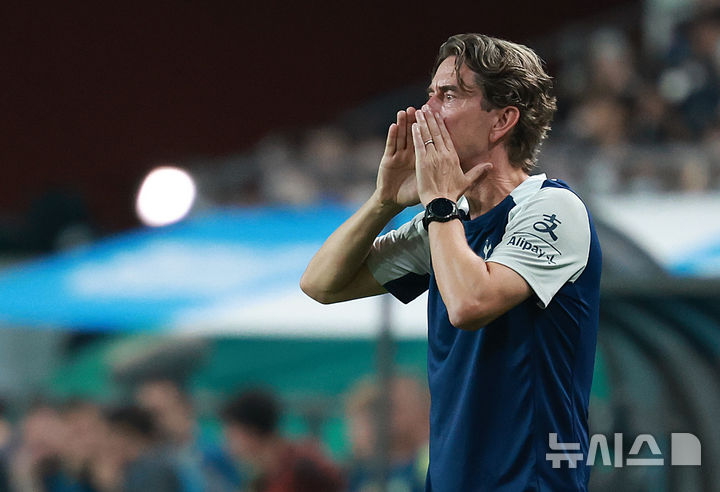 [서울=뉴시스] 이영환 기자 = 3일 오후 서울 마포구 서울월드컵경기장에 열린 2025 쿠팡플레이시리즈 뉴캐슬 유나이티드와 토트넘 홋스퍼의 경기 전반전, 토마스 프랭크 토트넘 감독이 작전 지시를 하고 있다. 2025.08.03. 20hwan@newsis.com