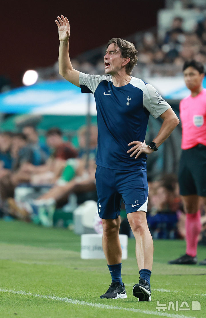 [서울=뉴시스] 이영환 기자 = 3일 오후 서울 마포구 서울월드컵경기장에 열린 2025 쿠팡플레이시리즈 뉴캐슬 유나이티드와 토트넘 홋스퍼의 경기 전반전, 토마스 프랭크 토트넘 감독이 작전 지시를 하고 있다. 2025.08.03. 20hwan@newsis.com