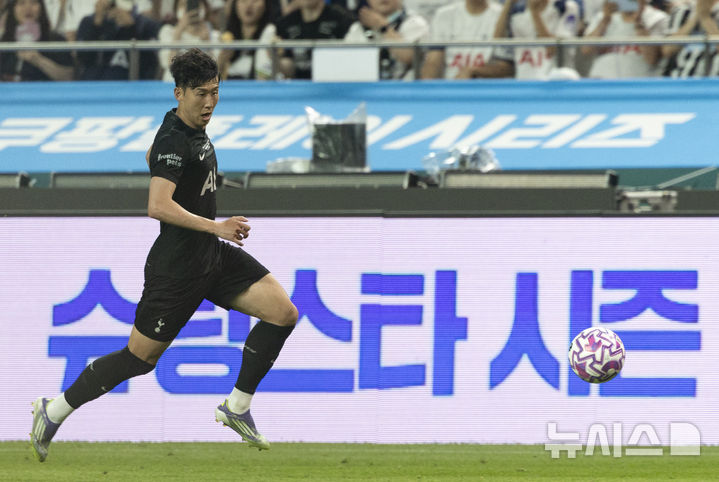 [서울=뉴시스] 김근수 기자 = 3일 오후 서울 마포구 서울월드컵경기장에서 열린 2025 쿠팡플레이시리즈 뉴캐슬 유나이티드와 토트넘 홋스퍼의 경기, 토트넘 손흥민이 돌파를 하고 있다. 2025.08.03. ks@newsis.com