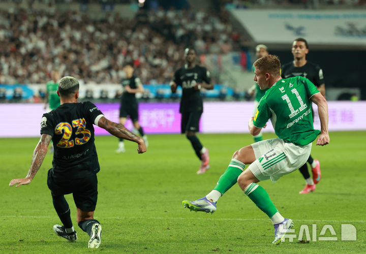 [서울=뉴시스] 이영환 기자 = 3일 오후 서울 마포구 서울월드컵경기장에 열린 2025 쿠팡플레이시리즈 뉴캐슬 유나이티드와 토트넘 홋스퍼의 경기 전반전, 뉴캐슬 하비 반스가 동점골을 넣고 있다. 2025.08.03. 20hwan@newsis.com