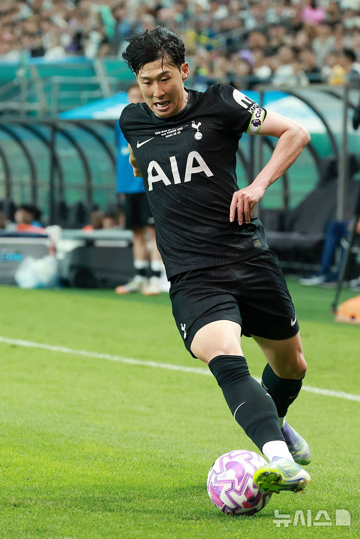 [서울=뉴시스] 이영환 기자 = 3일 오후 서울 마포구 서울월드컵경기장에 열린 2025 쿠팡플레이시리즈 뉴캐슬 유나이티드와 토트넘 홋스퍼의 경기 후반전, 토트넘 손흥민이 돌파를 하고 있다. 2025.08.03. 20hwan@newsis.com