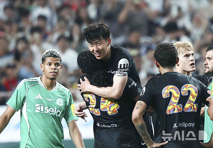 [서울=뉴시스] 김근수 기자 = 3일 오후 서울 마포구 서울월드컵경기장에서 열린 2025 쿠팡플레이시리즈 뉴캐슬 유나이티드와 토트넘 홋스퍼의 경기, 토트넘 손흥민이 교체아웃되자 선수들이 서로 모여 인사를 나누고 있다. 2025.08.03. ks@newsis.com