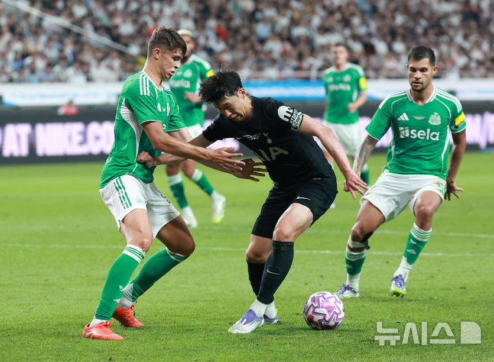 [서울=뉴시스] 이영환 기자 = 3일 오후 서울 마포구 서울월드컵경기장에 열린 2025 쿠팡플레이시리즈 뉴캐슬 유나이티드와 토트넘 홋스퍼의 경기 후반전, 토트넘 손흥민이 돌파를 하고 있다. 2025.08.03. 20hwan@newsis.com