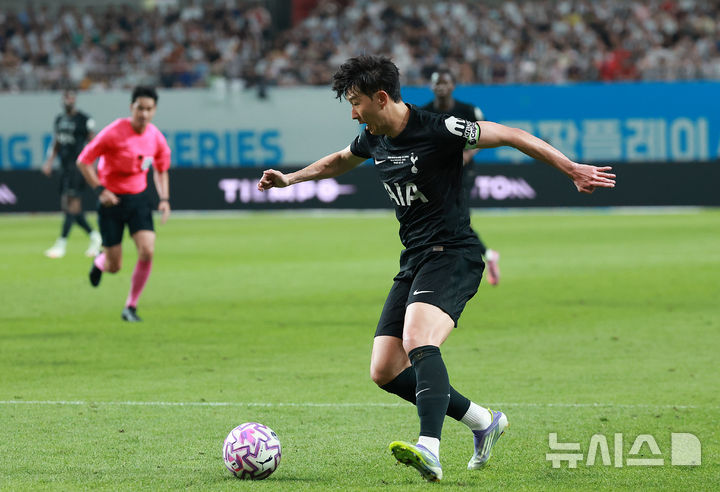 [서울=뉴시스] 이영환 기자 = 3일 오후 서울 마포구 서울월드컵경기장에 열린 2025 쿠팡플레이시리즈 뉴캐슬 유나이티드와 토트넘 홋스퍼의 경기 후반전, 토트넘 손흥민이 돌파를 하고 있다. 2025.08.03. 20hwan@newsis.com