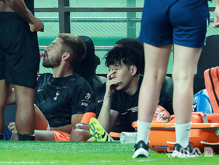 [서울=뉴시스] 이영환 기자 = 3일 오후 서울 마포구 서울월드컵경기장에 열린 2025 쿠팡플레이시리즈 뉴캐슬 유나이티드와 토트넘 홋스퍼의 경기 후반전에서 교체된 토트넘 손흥민이 벤치에 앉아 있다. 2025.08.03. 20hwan@newsis.com