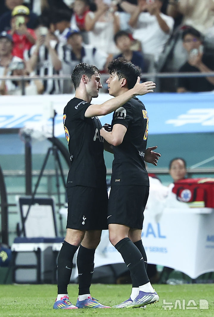 [서울=뉴시스] 김근수 기자 = 3일 오후 서울 마포구 서울월드컵경기장에서 열린 2025 쿠팡플레이시리즈 뉴캐슬 유나이티드와 토트넘 홋스퍼의 경기, 토트넘 손흥민이 교체아웃하면서 벤 데이비스에게 주장 완장을 전달하고 있다. 2025.08.03. ks@newsis.com