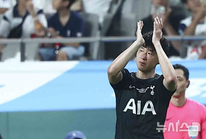 [서울=뉴시스] 김근수 기자 = 토트넘 홋스퍼 손흥민이 3일 오후 서울 마포구 서울월드컵경기장에서 열린 2025 쿠팡플레이시리즈 뉴캐슬 유나이티드와 토트넘 홋스퍼의 경기에서 눈물을 흘리며 교체 아웃되고 있다. 2025.08.03. ks@newsis.com