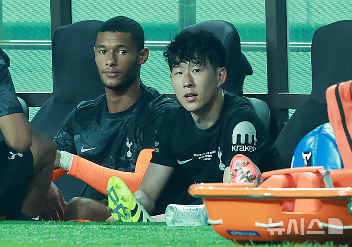 [서울=뉴시스] 이영환 기자 = 3일 오후 서울 마포구 서울월드컵경기장에 열린 2025 쿠팡플레이시리즈 뉴캐슬 유나이티드와 토트넘 홋스퍼의 경기 후반전에서 교체된 토트넘 손흥민이 벤치에 앉아 있다. 2025.08.03. 20hwan@newsis.com