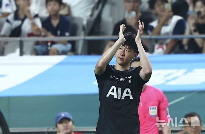 [서울=뉴시스] 김근수 기자 = 토트넘 홋스퍼 손흥민이 3일 오후 서울 마포구 서울월드컵경기장에서 열린 2025 쿠팡플레이시리즈 뉴캐슬 유나이티드와 토트넘 홋스퍼의 경기에서 눈물을 흘리며 교체 아웃되고 있다. 2025.08.03. ks@newsis.com