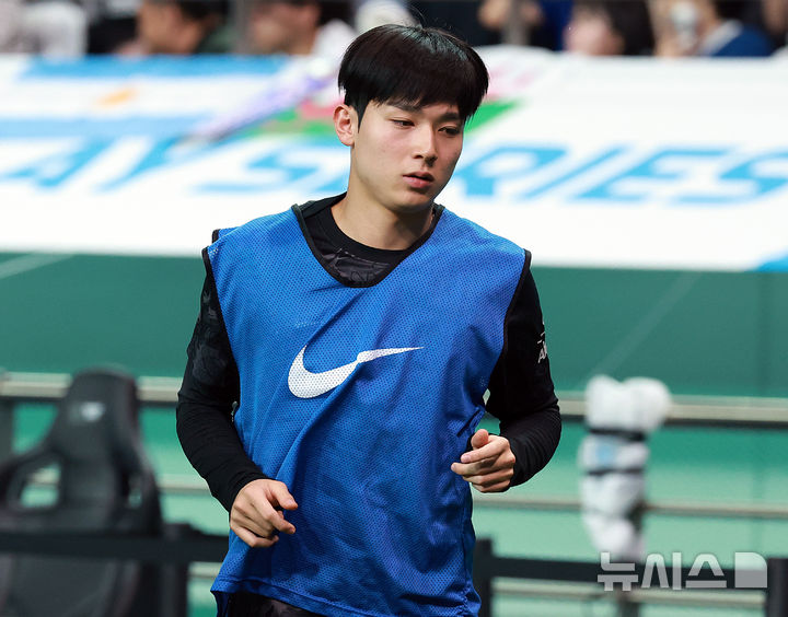 [서울=뉴시스] 이영환 기자 = 지난 3일 오후 서울 마포구 서울월드컵경기장에 열린 2025 쿠팡플레이시리즈 뉴캐슬 유나이티드와 토트넘 홋스퍼의 경기, 토트넘 양민혁이 몸을 풀고 있다. 2025.08.03. 20hwan@newsis.com