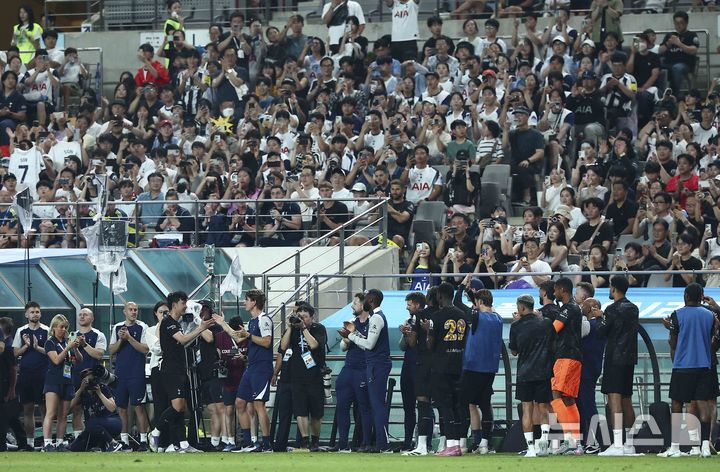 [서울=뉴시스] 김근수 기자 = 토트넘 홋스퍼 손흥민이 3일 오후 서울 마포구 서울월드컵경기장에서 열린 2025 쿠팡플레이시리즈 뉴캐슬 유나이티드와 토트넘 홋스퍼의 경기에서 눈물을 흘리며 교체 아웃되고 있다. 2025.08.03. ks@newsis.com