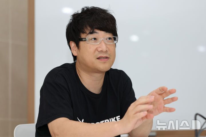 [서울=뉴시스] 황준선 기자 = 강병탁 AI스페라 대표가 지난달 30일 서울 성동구 AI스페라에서 뉴시스와 인터뷰를 하고 있다. 2025.08.17. hwang@newsis.com