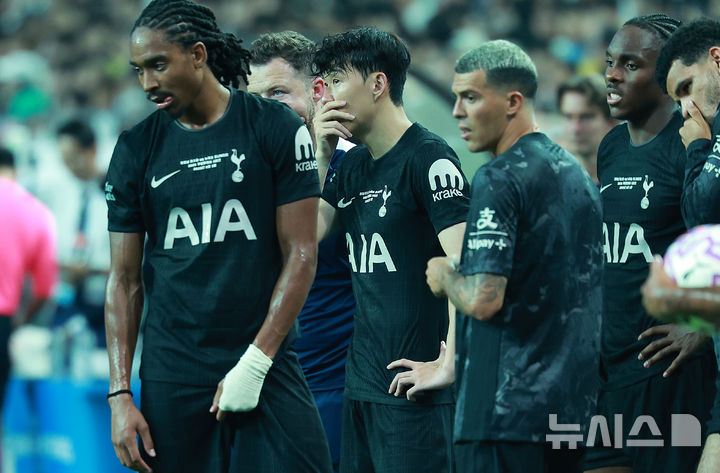 [서울=뉴시스] 이영환 기자 = 3일 오후 서울 마포구 서울월드컵경기장에 열린 2025 쿠팡플레이시리즈 뉴캐슬 유나이티드와 토트넘 홋스퍼의 경기 후반전에서 교체된 토트넘 손흥민이 동료 제임스 매디슨의 부상을 걱정하고 있다. 2025.08.03. 20hwan@newsis.com