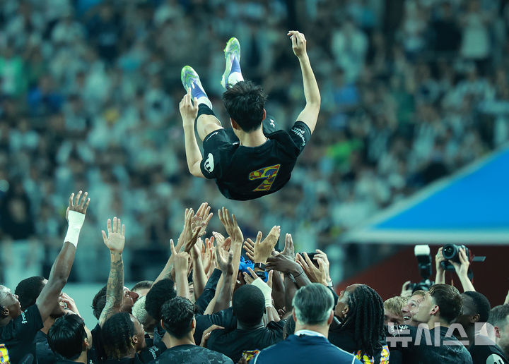 [서울=뉴시스] 이영환 기자 = 3일 오후 서울 마포구 서울월드컵경기장에 열린 2025 쿠팡플레이시리즈 뉴캐슬 유나이티드와 토트넘 홋스퍼의 경기에서 경기를 마친 토트넘 손흥민이 동료들에게 헹가래를 받고 있다. 2025.08.03. 20hwan@newsis.com