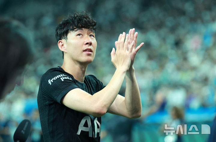 [서울=뉴시스] 이영환 기자 = 지난 8월3일 오후 서울 마포구 서울월드컵경기장에 열린 2025 쿠팡플레이시리즈 뉴캐슬 유나이티드와 토트넘 홋스퍼의 경기에서 경기를 마친 토트넘 손흥민이 팬들에게 인사를 하고 있다. 2025.08.03. 20hwan@newsis.com