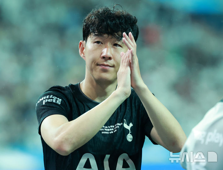 [서울=뉴시스] 이영환 기자 = 지난 3일 오후 서울 마포구 서울월드컵경기장에 열린 2025 쿠팡플레이시리즈 뉴캐슬 유나이티드와 토트넘 홋스퍼의 경기에서 경기를 마친 토트넘 손흥민이 팬들에게 인사를 하고 있다. 2025.08.03. 20hwan@newsis.com