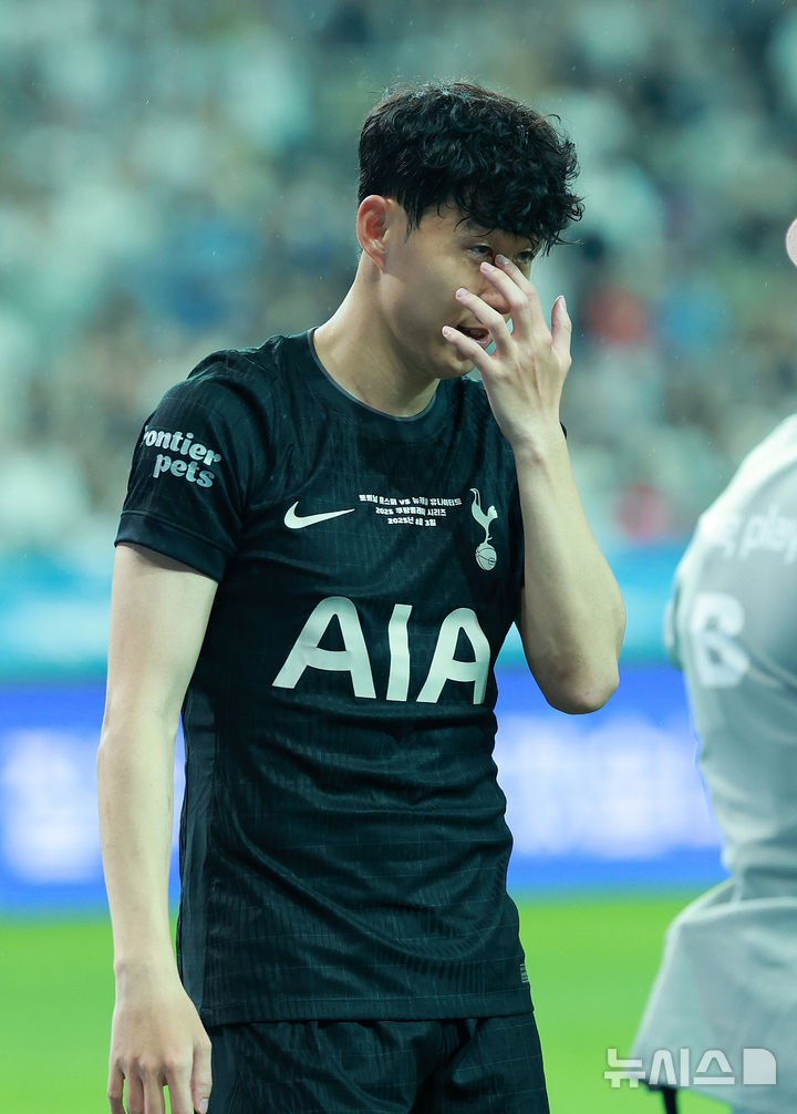 [서울=뉴시스] 이영환 기자 = 3일 오후 서울 마포구 서울월드컵경기장에 열린 2025 쿠팡플레이시리즈 뉴캐슬 유나이티드와 토트넘 홋스퍼의 경기에서 경기를 마친 토트넘 손흥민이 팬들에게 인사를 하며 아쉬워 하고 있다. 2025.08.03. 20hwan@newsis.com