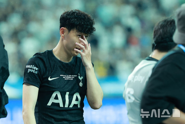 [서울=뉴시스] 이영환 기자 = 지난 3일 오후 서울 마포구 서울월드컵경기장에 열린 2025 쿠팡플레이시리즈 뉴캐슬 유나이티드와 토트넘 홋스퍼의 경기에서 경기를 마친 토트넘 손흥민이 팬들에게 인사를 하며 아쉬워 하고 있다. 2025.08.03. 20hwan@newsis.com