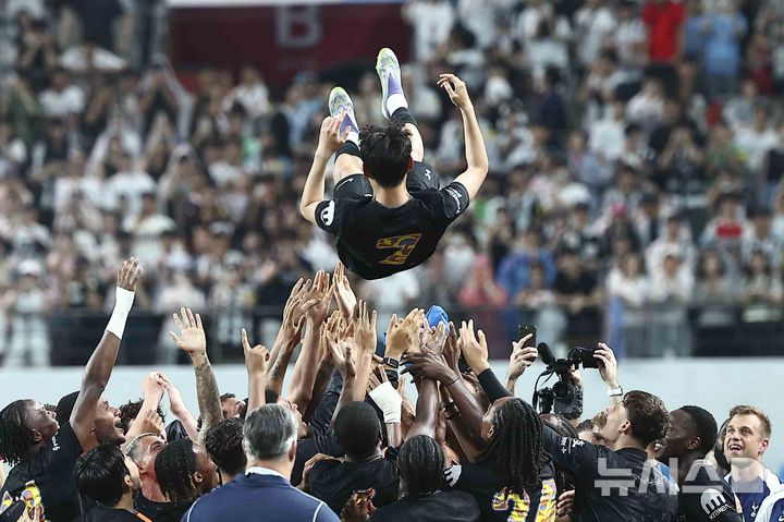 [서울=뉴시스] 김근수 기자 = 3일 오후 서울 마포구 서울월드컵경기장에서 열린 2025 쿠팡플레이시리즈 뉴캐슬 유나이티드와 토트넘 홋스퍼의 경기를 마치고 토트넘 홋스퍼 선수들이 손흥민을 행가래 하고 있다. 2025.08.03. ks@newsis.com