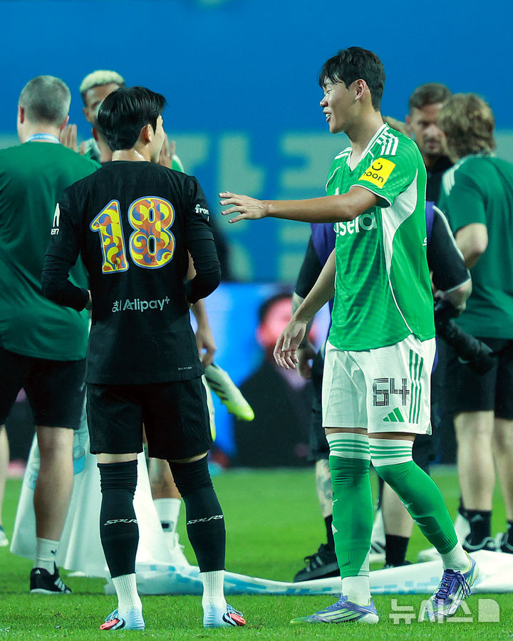 [서울=뉴시스] 이영환 기자 = 3일 오후 서울 마포구 서울월드컵경기장에 열린 2025 쿠팡플레이시리즈 뉴캐슬 유나이티드와 토트넘 홋스퍼의 경기에서 1-1 무승부를 기록한 토트넘 양민혁과 뉴캐슬 박승수가 대화를 하고 있다. 2025.08.03. 20hwan@newsis.com