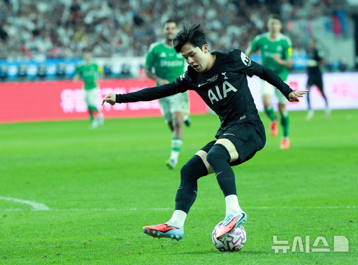 [서울=뉴시스] 이영환 기자 = 3일 오후 서울 마포구 서울월드컵경기장에 열린 2025 쿠팡플레이시리즈 뉴캐슬 유나이티드와 토트넘 홋스퍼의 경기에서 후반 교체 투입된 토트넘 양민혁이 드리블을 하고 있다. 2025.08.03. 20hwan@newsis.com
