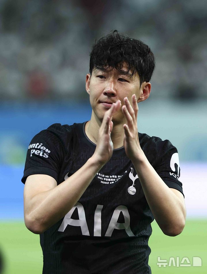 [서울=뉴시스] 김근수 기자 = 토트넘 홋스퍼 손흥민이 3일 오후 서울 마포구 서울월드컵경기장에서 열린 2025 쿠팡플레이시리즈 뉴캐슬 유나이티드와 토트넘 홋스퍼의 경기를 마치고 팬들에게 인사를 하고 있다. 2025.08.03. ks@newsis.com